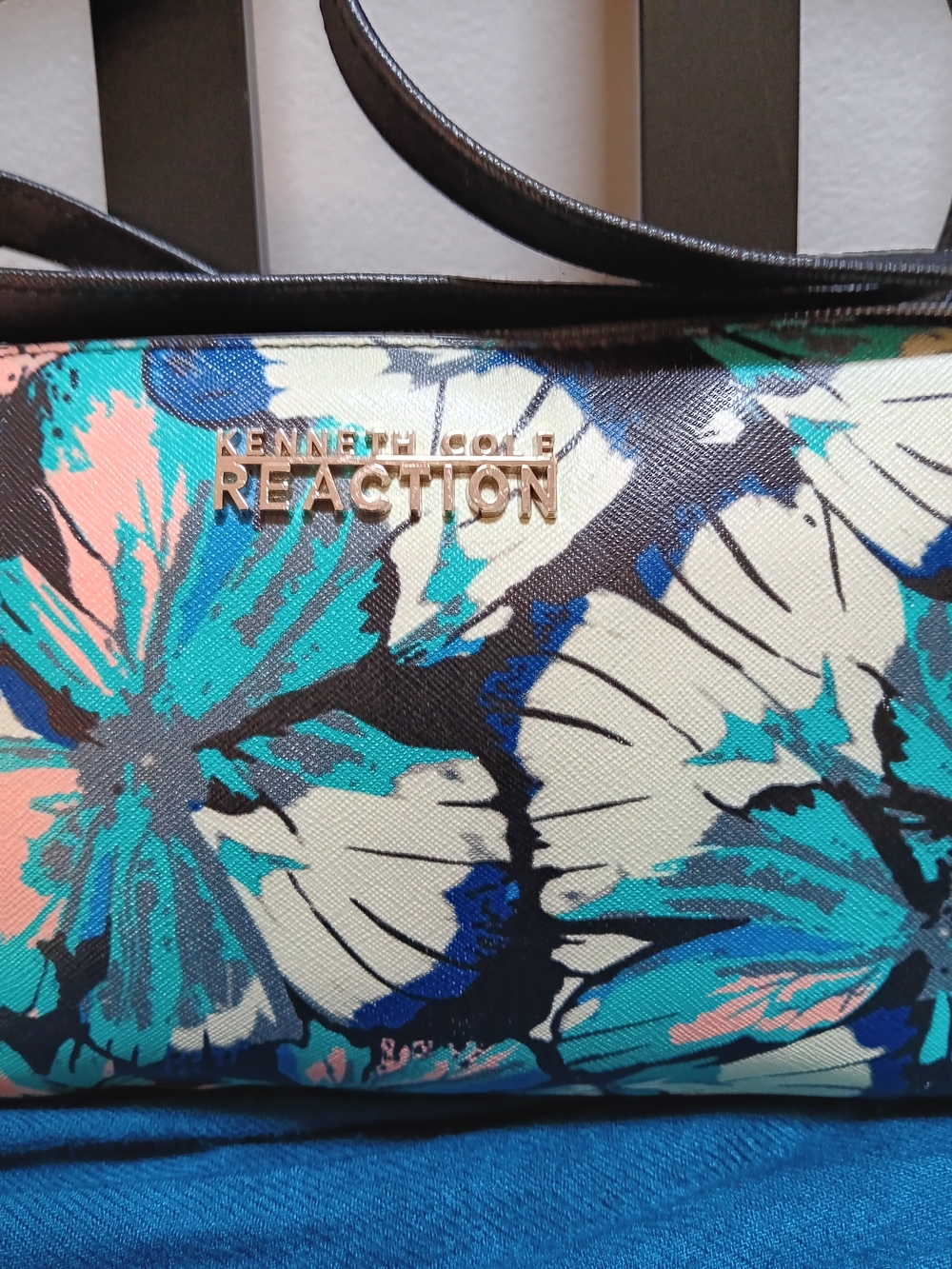 Kenneth Cole Reaction Beautiful Floral Shoulder/Crossbody Purse *Excellent Cond. - Picture 2 of 6